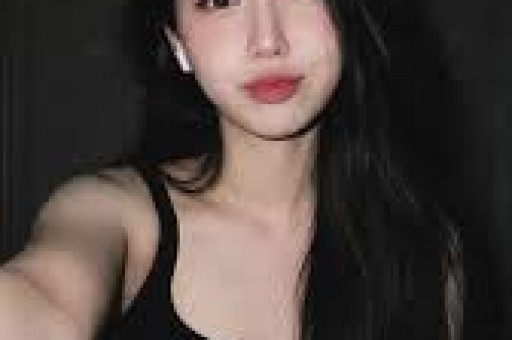 小马云疑有网红女友对方长相漂亮身材好俩人当众亲吻毫不避讳