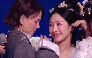 50岁李小冉彩排跑调被群嘲！三四线妈妈刷屏：真实比完美更戳心